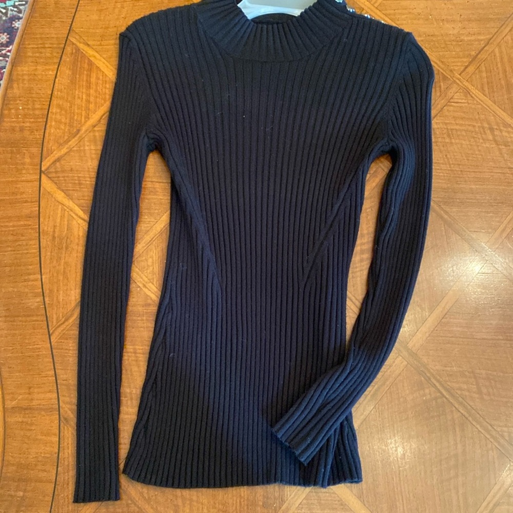 Black ribbed sweater with silver button detail. Xs-s